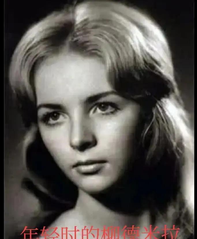 全俄媒体都在猜她怀没怀孕时，她签了份改变200个孩子命运的文件。摄像头还对准她