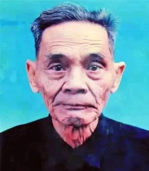 1988年，在台湾潜伏42年的地下党利用假身份回到了大陆。当罗湖桥头的栏杆被