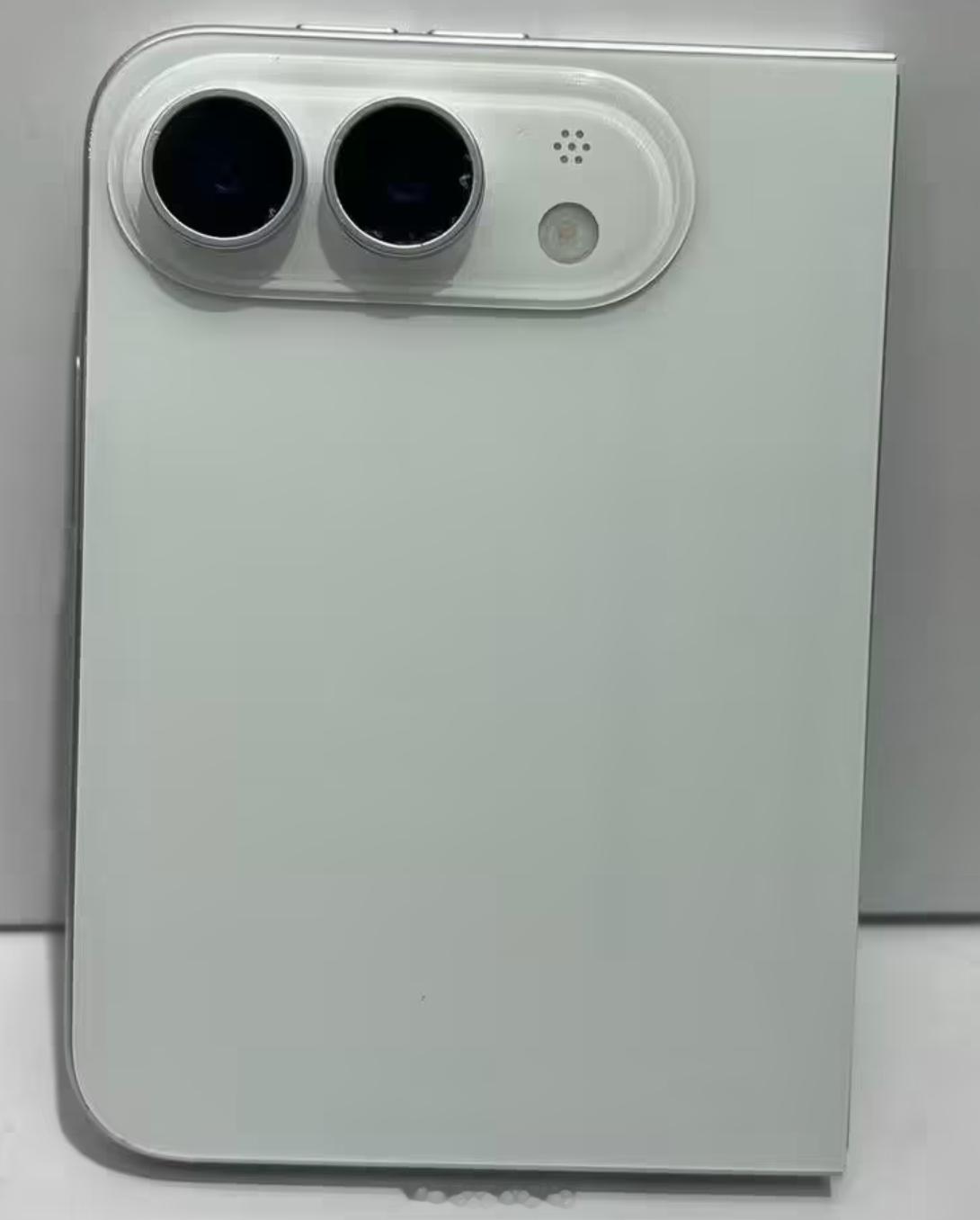 iPhoneUltra新的机模图，很有真机的感觉，就是没之前曝光的渲染图好看