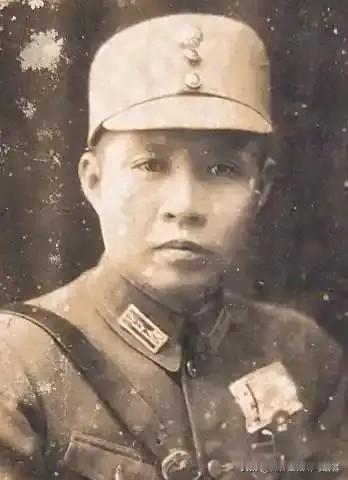 1939年，叶挺亲弟弟押送3600支手枪回部队途中，车毁人亡。7年后，叶挺带着妻