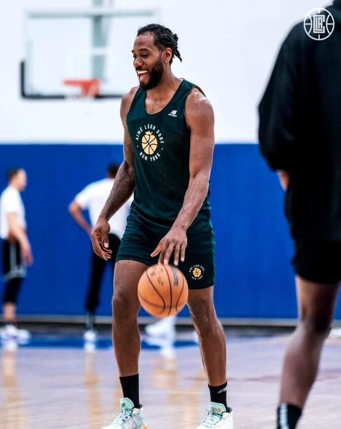 煮熟的鸭子要飞了？猛龙队突然叫停伦纳德交易。交易桌上，NBA官方一通电话打给