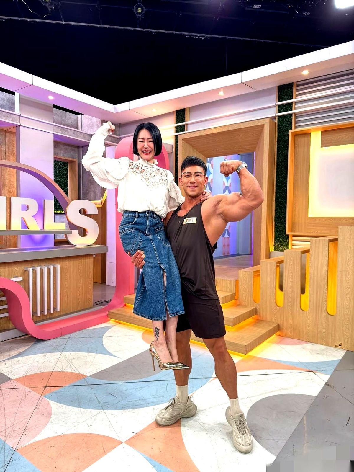 小S一复出，镜头就直接怼到了她肚子上。牛仔裙绷着，那点弧度被无限放大。底下评论