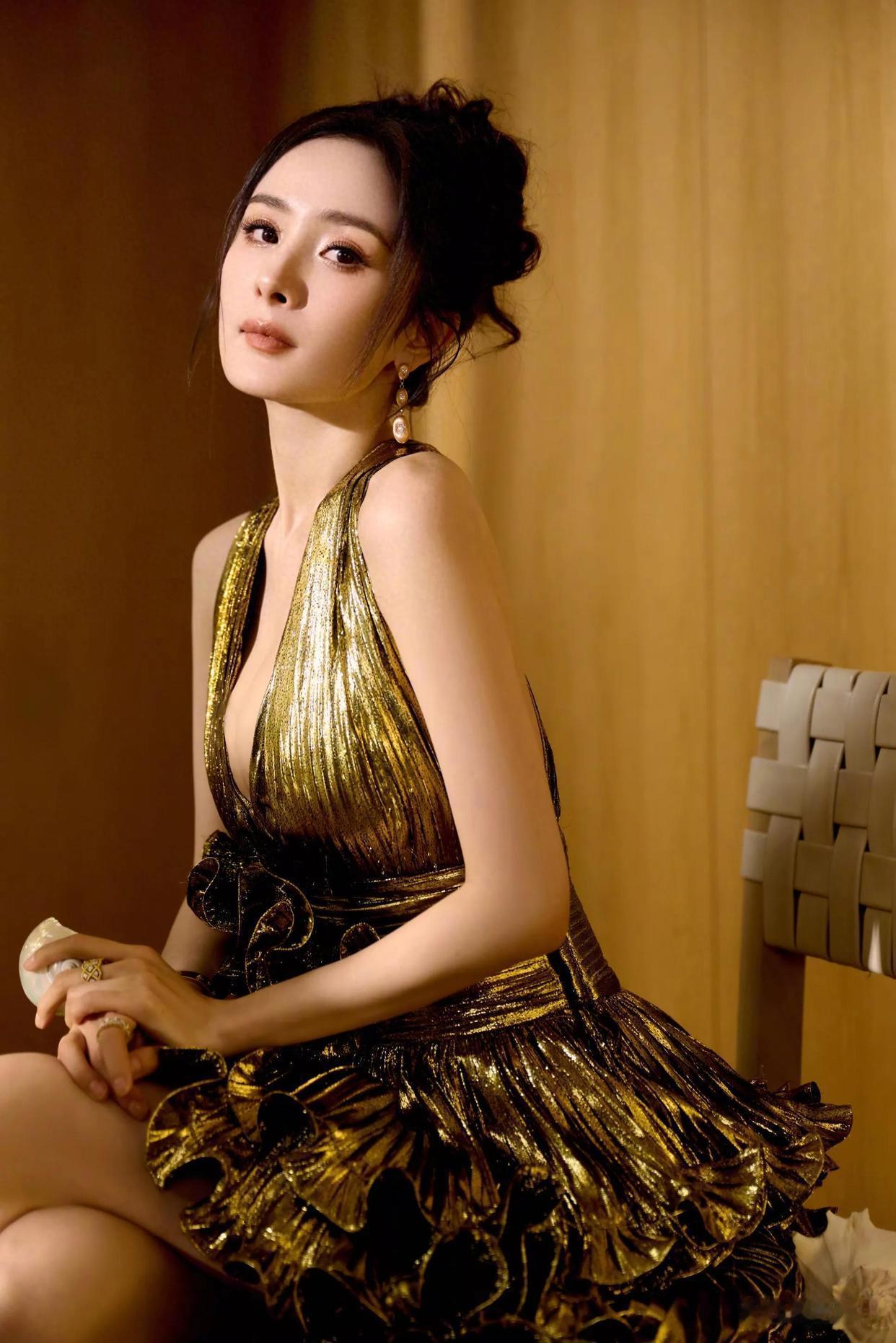 杨幂一袭鎏金长裙，美腿纤细，妩媚动人