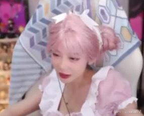 艾琳：我不谈恋爱，等我钱赚够了再说，谈恋爱这个事情会影响我的工作，我对我自己有很