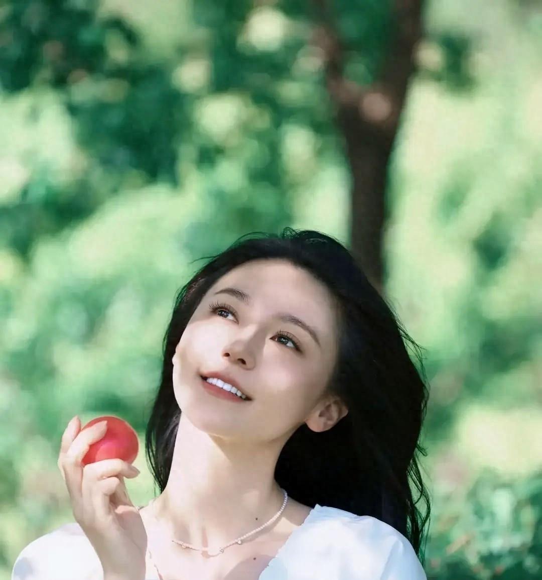 黄梦莹一袭白裙美炸了，气质脱俗，像仙女下凡