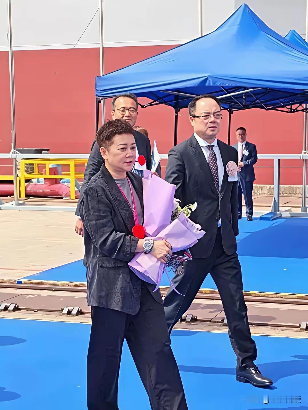 谁能想到这是曹德旺的女儿曹艳萍？现身活动镜头难得捕捉，日常低调隐匿，路人几乎认不