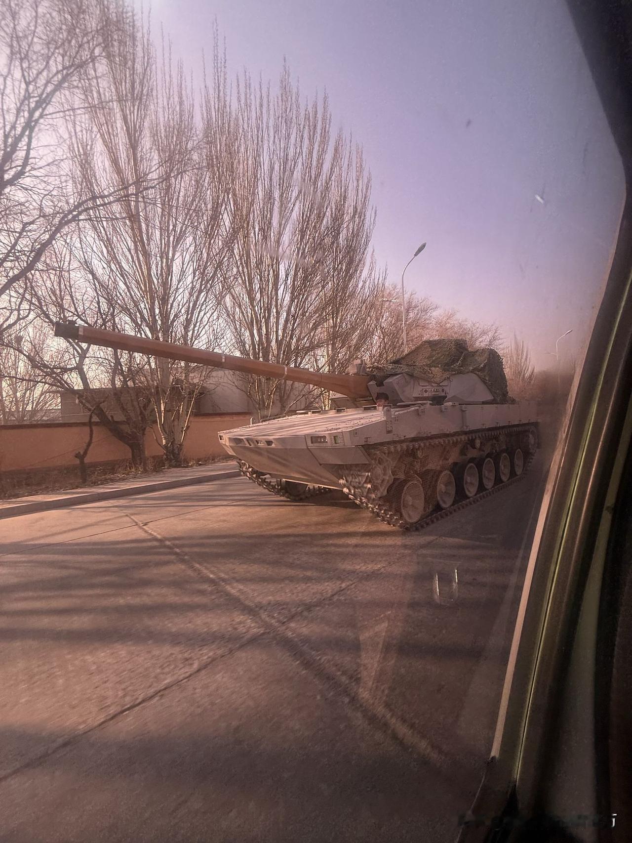 [呲牙笑]100式坦克“盔甲”没穿戴完就出来了啊——相比“九•三阅兵”时的“完全