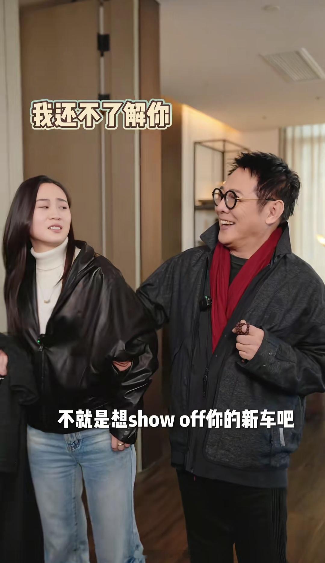 李连杰花样秀自己的新车，女儿也出镜演示尊界的功能，还一起用华为三折叠拍照
