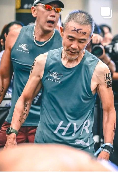王石那么高龄还参加HYROX，根本原因就是因为他在今年6月份他的公司就跟HYRO