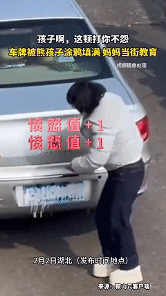 笑不活了！近日湖北，女子上班路上发现有个妈妈正当街打孩子，抓着孩子的衣领用力踹孩