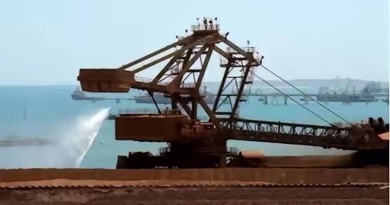 中国买矿石坚持用人民币，不玩美元那一套了。美国让澳大利亚必须用美元卖，结果自己又