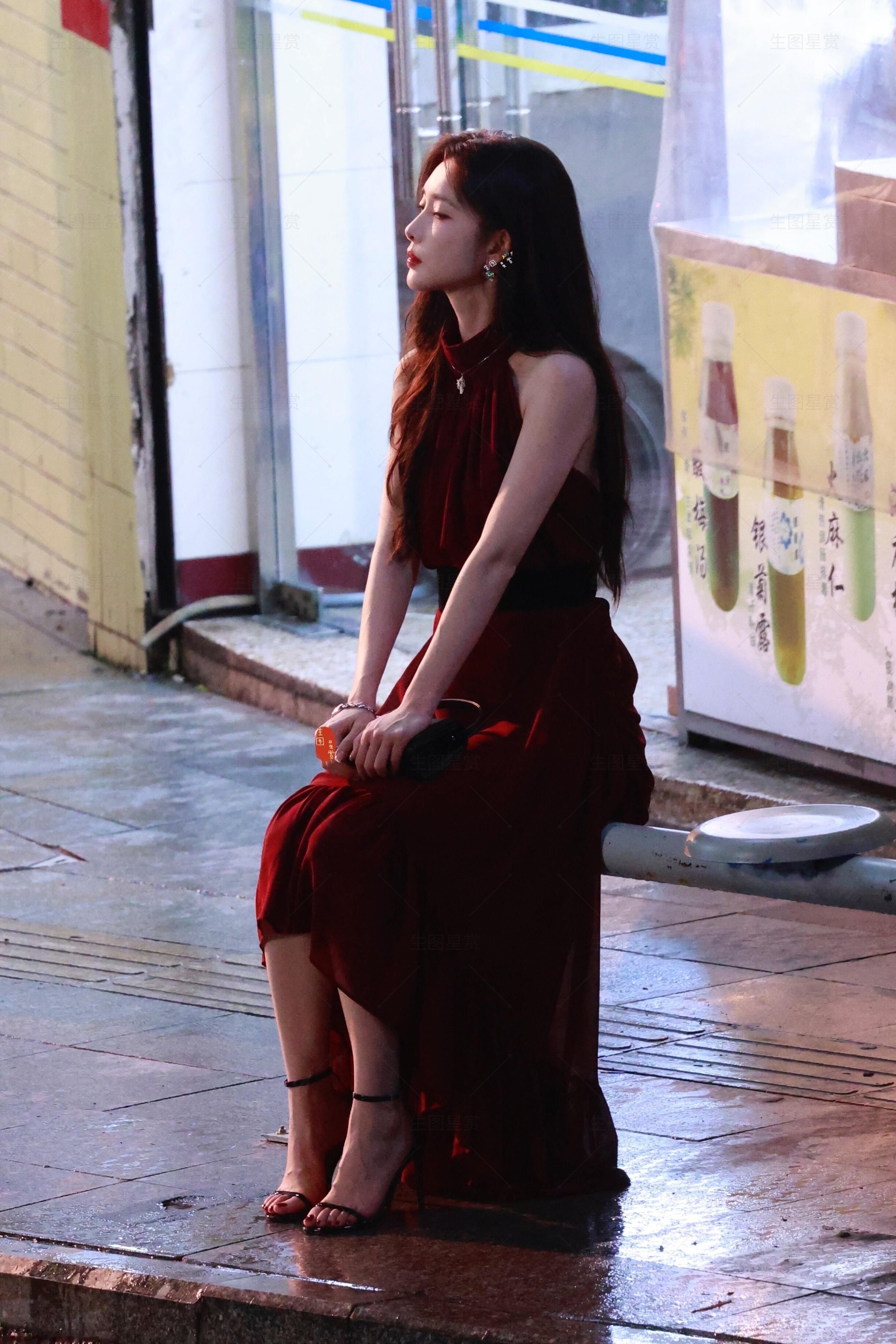 孟子义笑场争议澄清孟子义夜拍路透，一袭红裙好美😍​​​