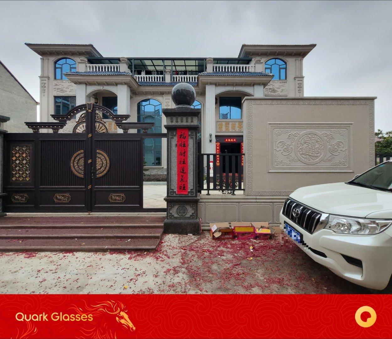 昨天逛村子看到了一家很气派的房子～我老丈人说兄弟俩一起建的，花了300多万，