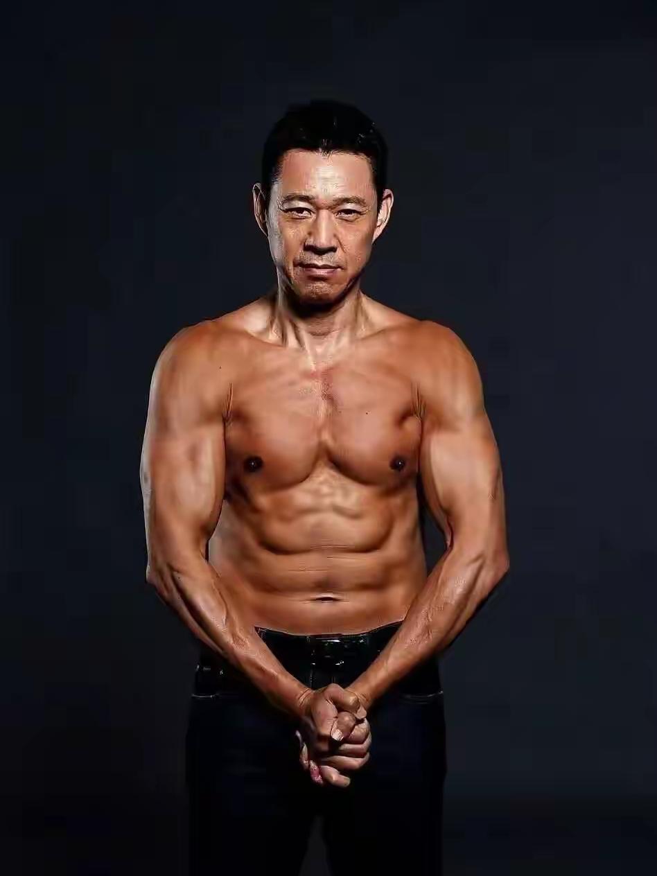 张丰毅说：谢园是我们培养出来的，班上同学聚会的时候，总是叫谢园说个段子。他会推托