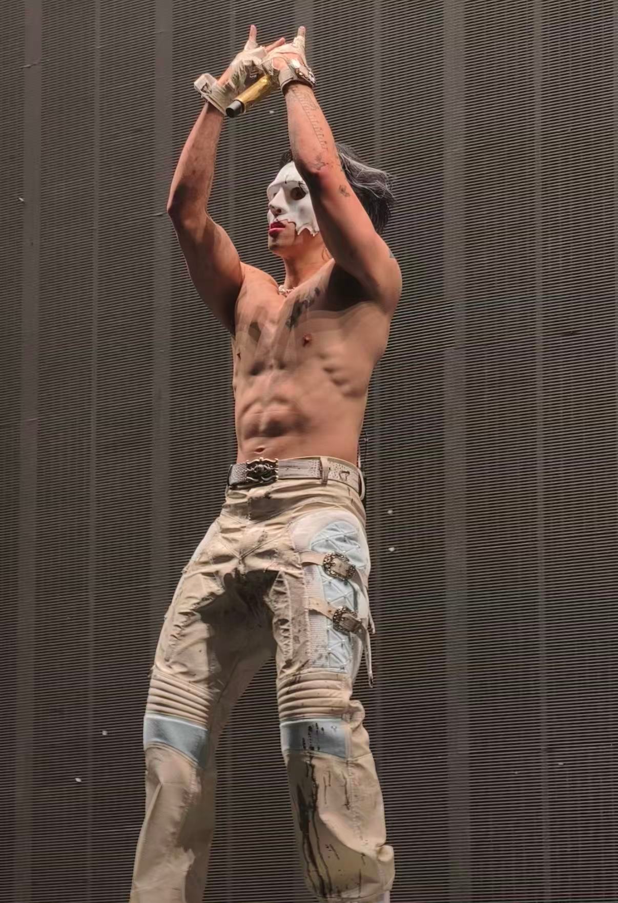 杨和苏的双开门和小蛮腰哇塞！杨和苏这身材是真实的吗？脱衣瞬间，“双开门”肩宽仿