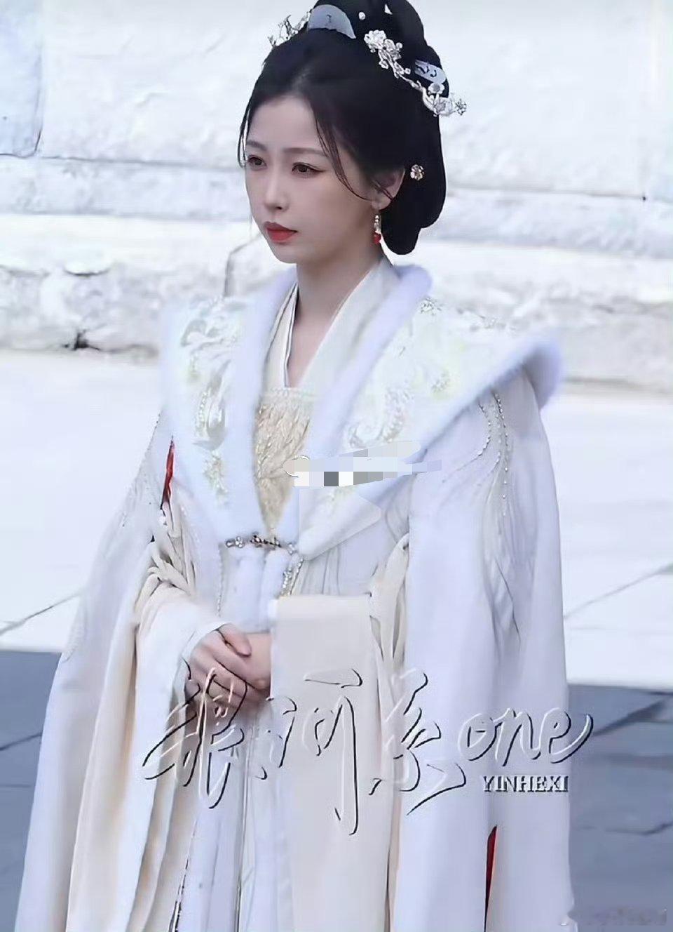 目前在横店拍古偶的两位95花虞书欣卢昱晓谁的生图更好看一些