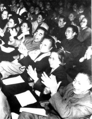 1963年1月，陈丕显(右一)陪同周恩来，邓颖超等在上海。