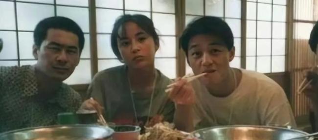 都说陈建斌配不上蒋勤勤，我今天才想明白，是大众配不上他的“丑”。你以为蒋勤勤看