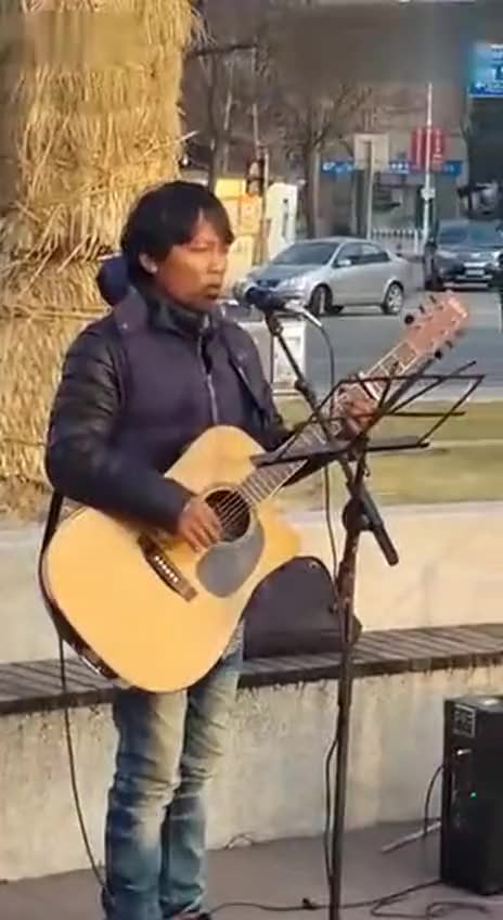 流浪歌手小黑虐心献唱《掌声响起来》听一次