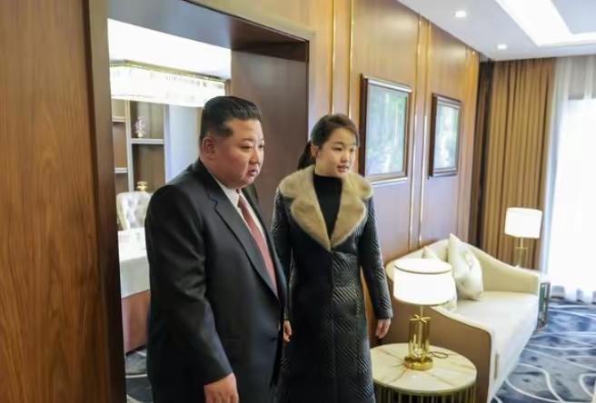 金正恩宣布一个重大决定，金珠爱现场见证。​朝鲜官方媒体今天（12月23日）披露