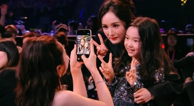 杨幂晒和小酒窝的合照太好嗑了！软萌小闺女自带杀伤力，谁看了都忍不住心动，根本拒绝