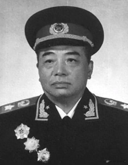 1965年，彭德怀一边抽烟，一边固执地对毛泽东说道：“我还是回乡当我的农民好，你