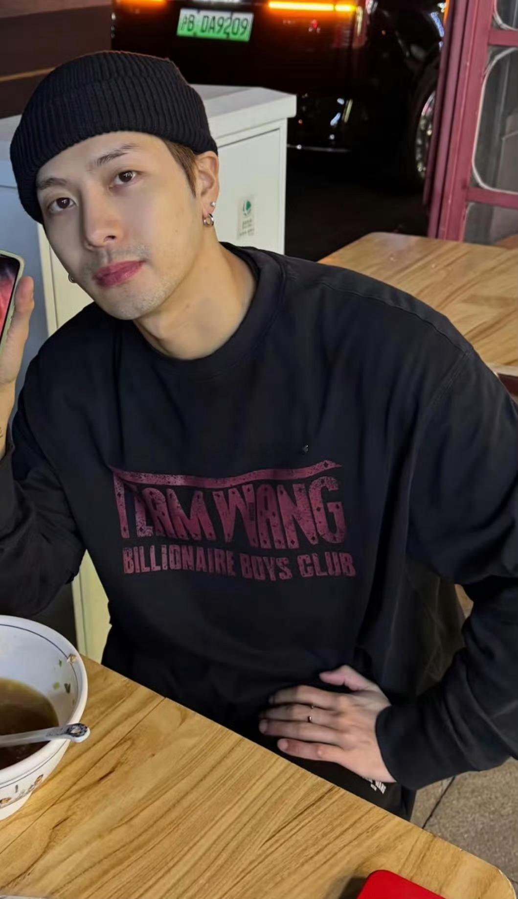 王嘉尔这也太松弛了吧，在上海被偶遇吃路边摊，还和偶遇的粉丝合影，完全没有明星的架