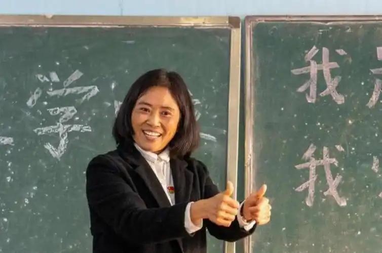 一个技术七级的女军官，退役时手里攥着大校军衔和高级工程师职称，安置房钥匙刚在重庆