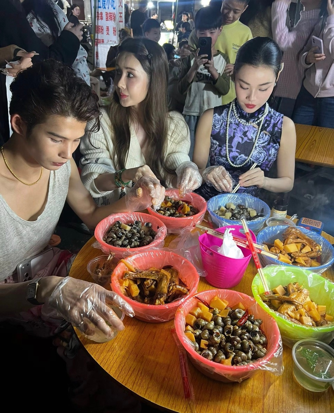 路人镜头里的网红韦雪。韦雪脸do多了，离开了滤镜真的很不自然。