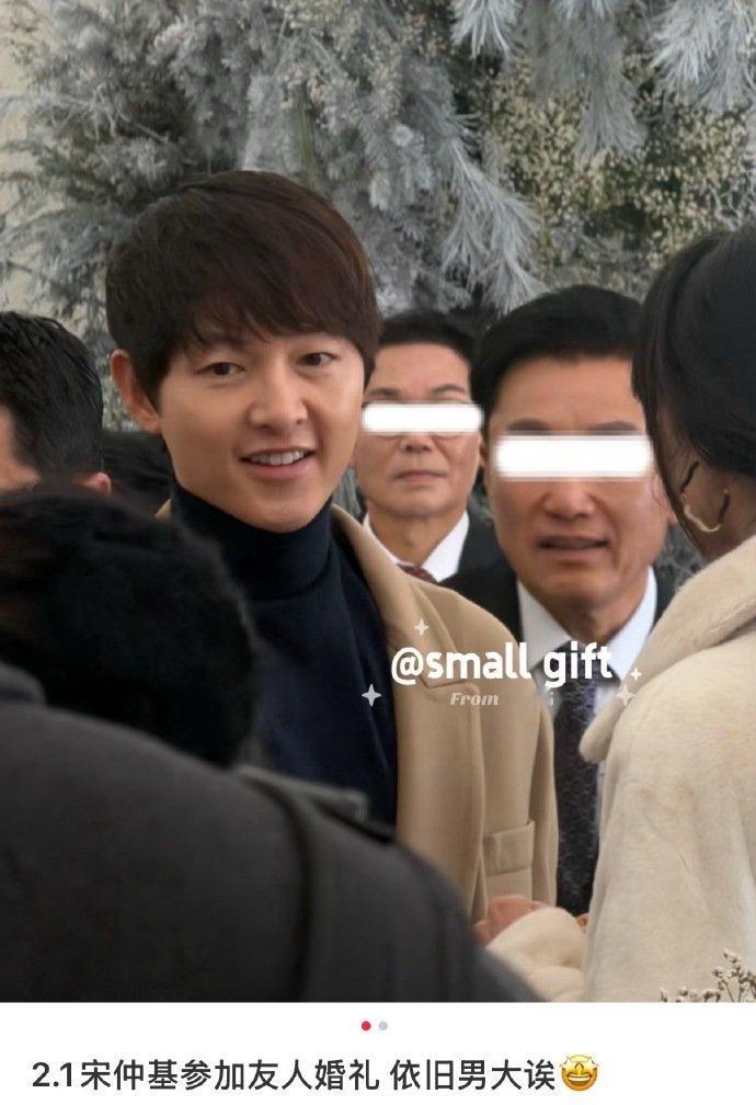 宋仲基40岁近照状态宋仲基夫妇合体出席友人婚礼，40岁近照状态超能打，保持着清