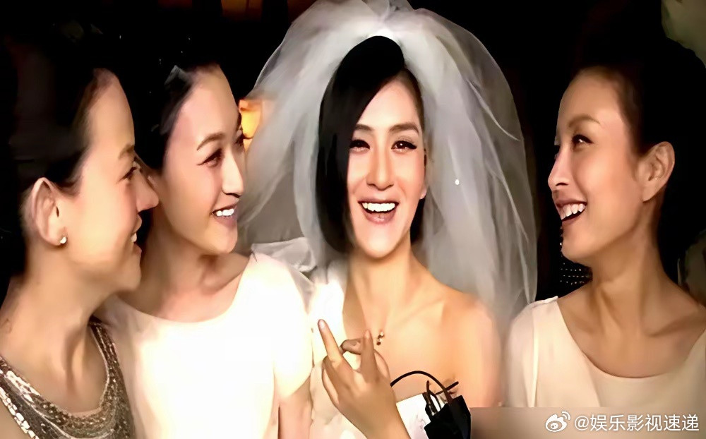 都以为李小冉结婚，谢娜只发条微博祝福，这对闺蜜就算掰了。结果2025年，俩人被拍