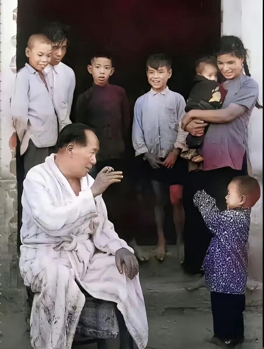 这张照片可以说毛主席完美的诠释出共产党人“不扰民”的优良传统。1959年，毛主