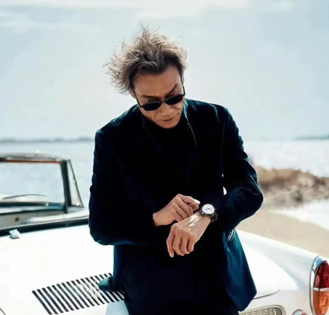 梁家辉遗憾自己老得太快！在2026年米兰时装周的拉夫·劳伦秀场上，67岁的梁家