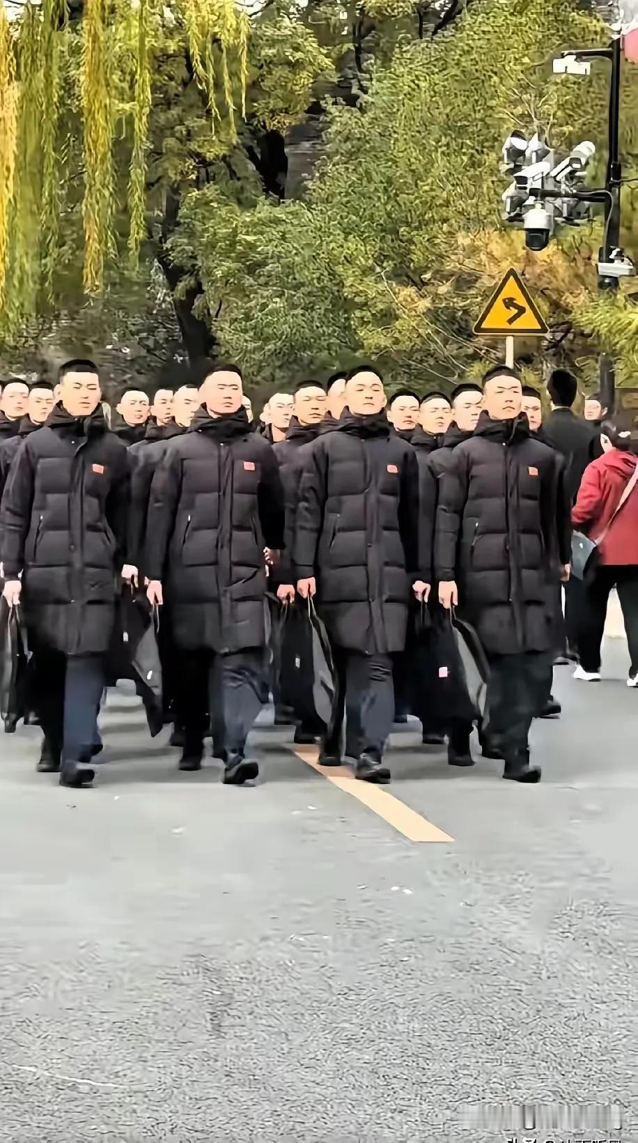 猜国旗护卫队的防寒羽绒服是啥大牌？答案直接颠覆认知！根本没市面品牌，就是专属配发