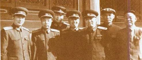 1955年授衔仪式结束后，仅获评少将军衔的贺晋年，遇到了刚跟老领导敬礼、寒暄完毕