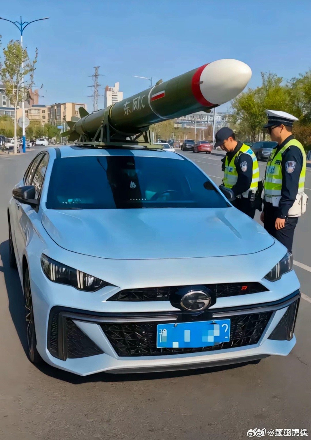 阅兵也有戒断反应[捂脸哭]网友给车上安5c的模型和玩偶被交警叔叔制裁了[捂脸哭]九三