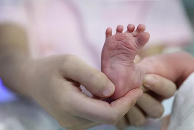 2025即将结束，三个好消息传来，事关老百姓钱袋子！第一个，明年生娃没压力了