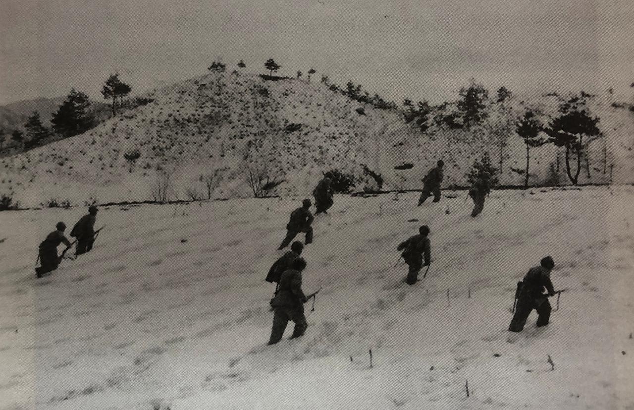 1952年2月志愿军67军在雪地里练习冲锋