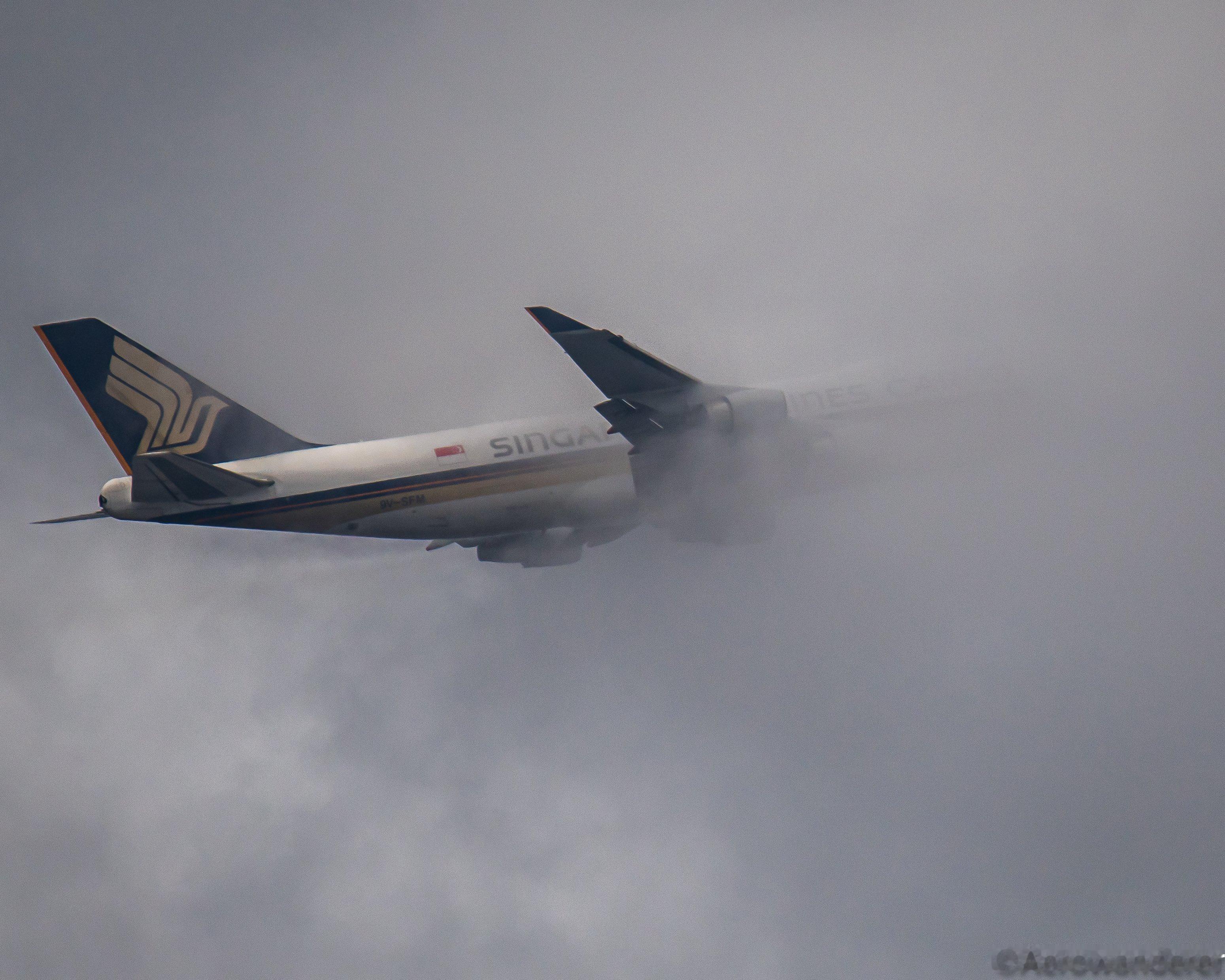 云雾中的新加坡航空波音747-400货机