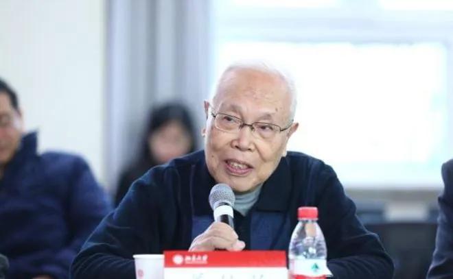 语出惊人！87岁姜伯驹院士直言：“不是别人要卡我们的脖子，而是我们用教育卡住了自