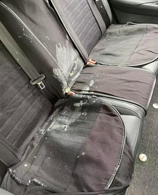 云南昆明，一女子一家3口打网约车，路上，不到3岁的孩子晕车，直接吐在车里。女子认