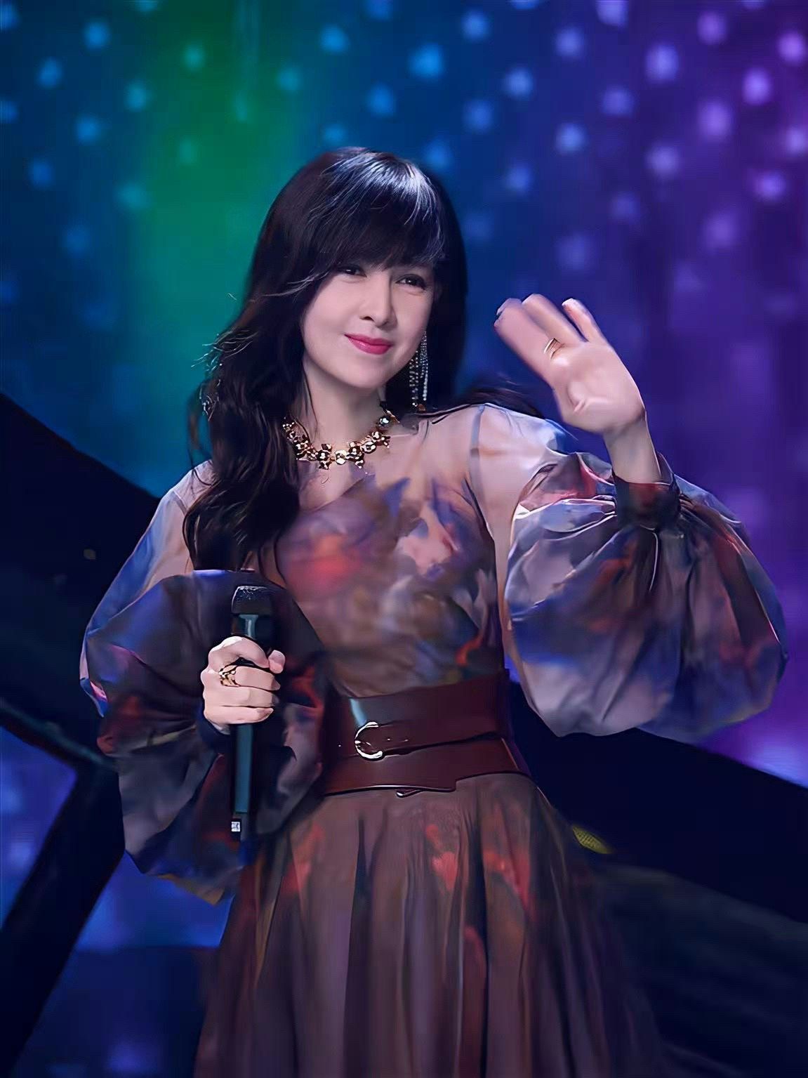 网友拍到周慧敏在赣州演唱会后台整个人都懵了，死死抓着男助理的手慢慢挪，跟以前那个