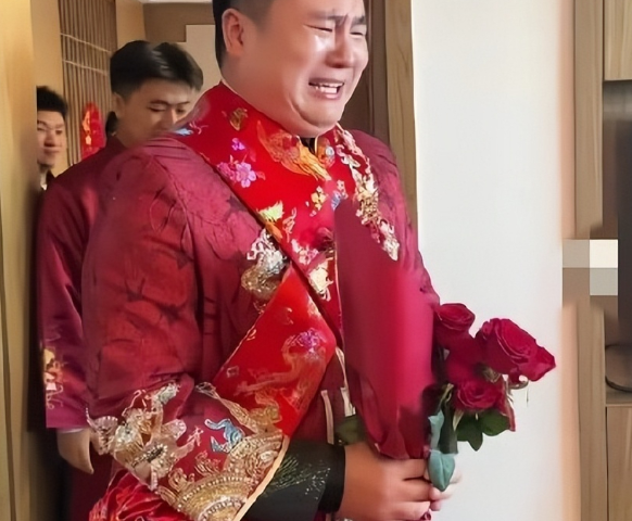 近日，陕西韩城一对新人结婚，新郎去接新娘，推开门看到新娘的一瞬间，新郎忽然大哭，