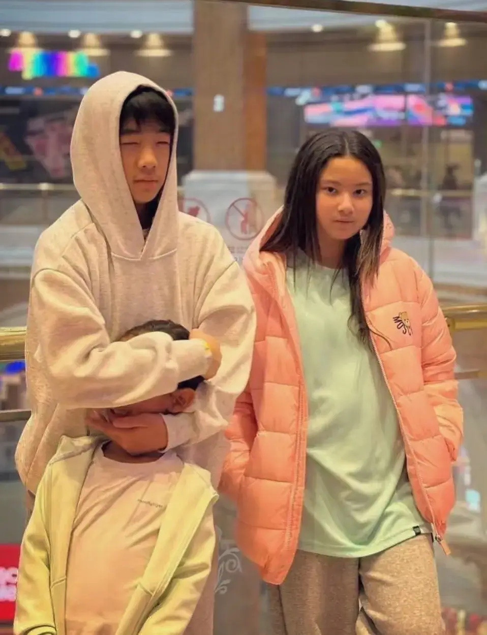 应采儿郑希怡带娃逛街，闺蜜感情很好，12岁Jasper进入颜值尴尬期！