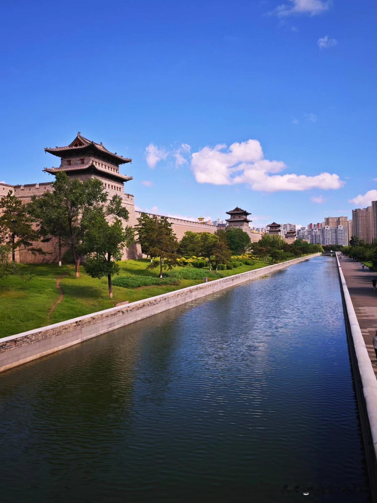 我突然发现，平遥古城多了四个竞争对手，大同古城、忻州古城、太原古城、榆次古城。今