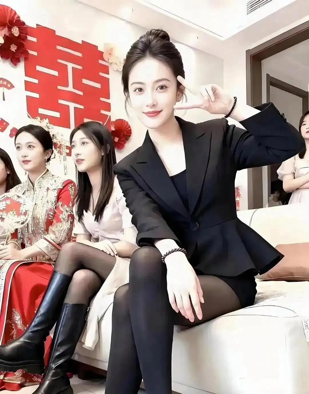 伴娘是来抢新娘风头的吧！