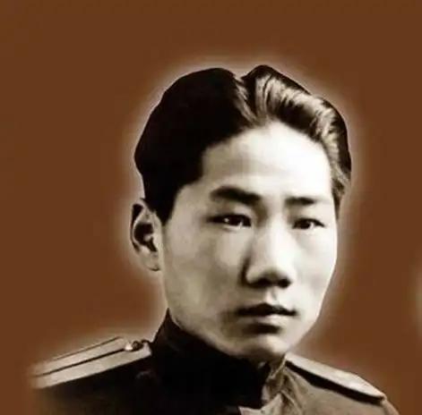 面对当时的条件，志愿军刚到朝鲜就遇到了冬衣不够的难题，许多士兵只能硬扛着三十多度