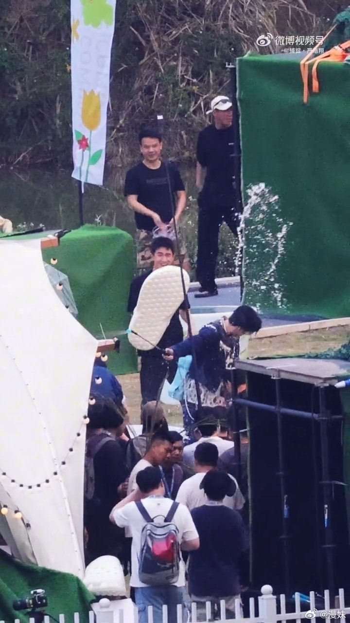 林更新带拖鞋和时团打水仗这是我的西游西游2泼水节路透，林更新主打一个不进攻只防守