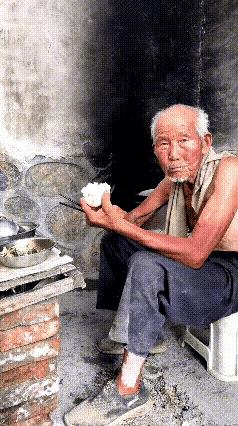 农村老人的日子，和有退休金的城里老人相比，真是没法比，城里退休的老人，哪怕就是工