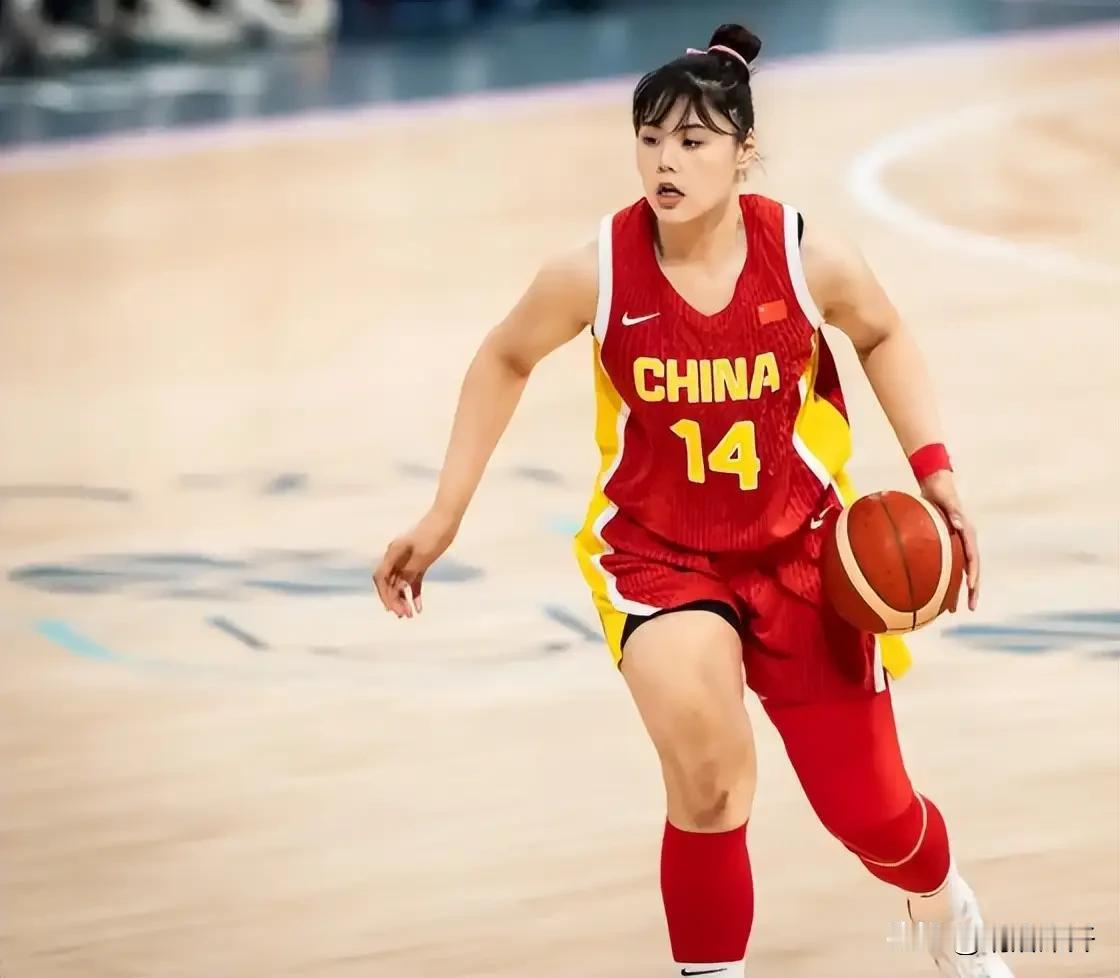 女篮世界杯明日开战，中国女篮却未赛先挫——败因不在赛场，而在一纸护照。主力中